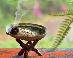 Cómo limpiar con salvia tu casa, oficina o cualquier espacio cerrado